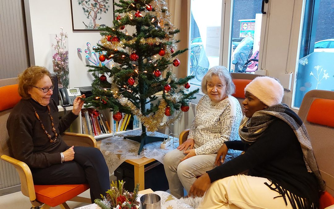 Odensehuis Meppel wachtend bij de Kerstboom op bezoekers voor de koffie